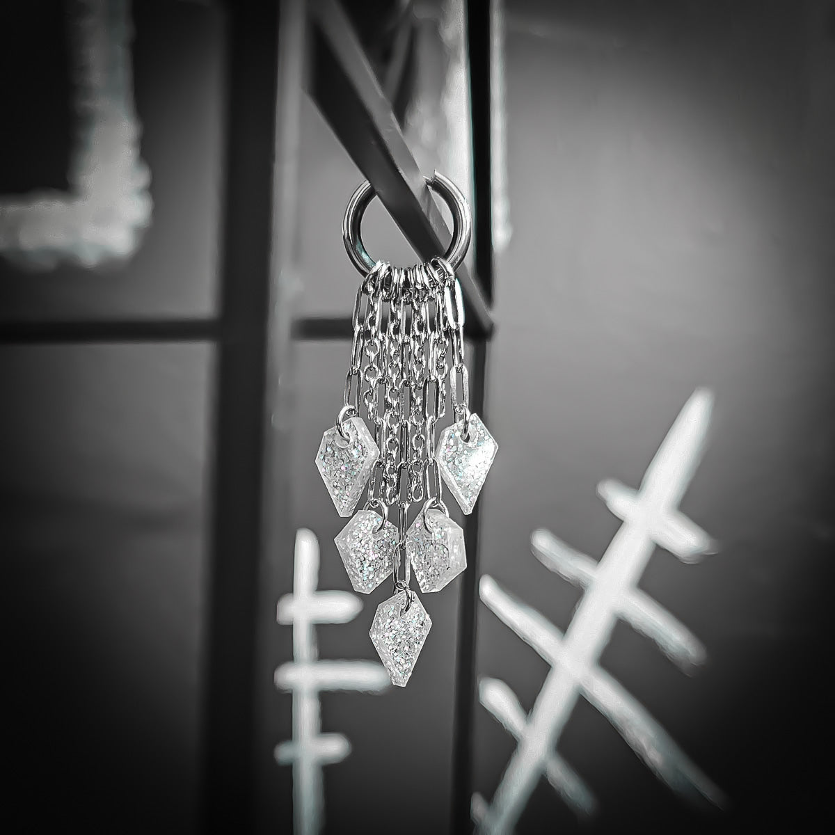 MURSKA Chain drop white glitter korvakorut