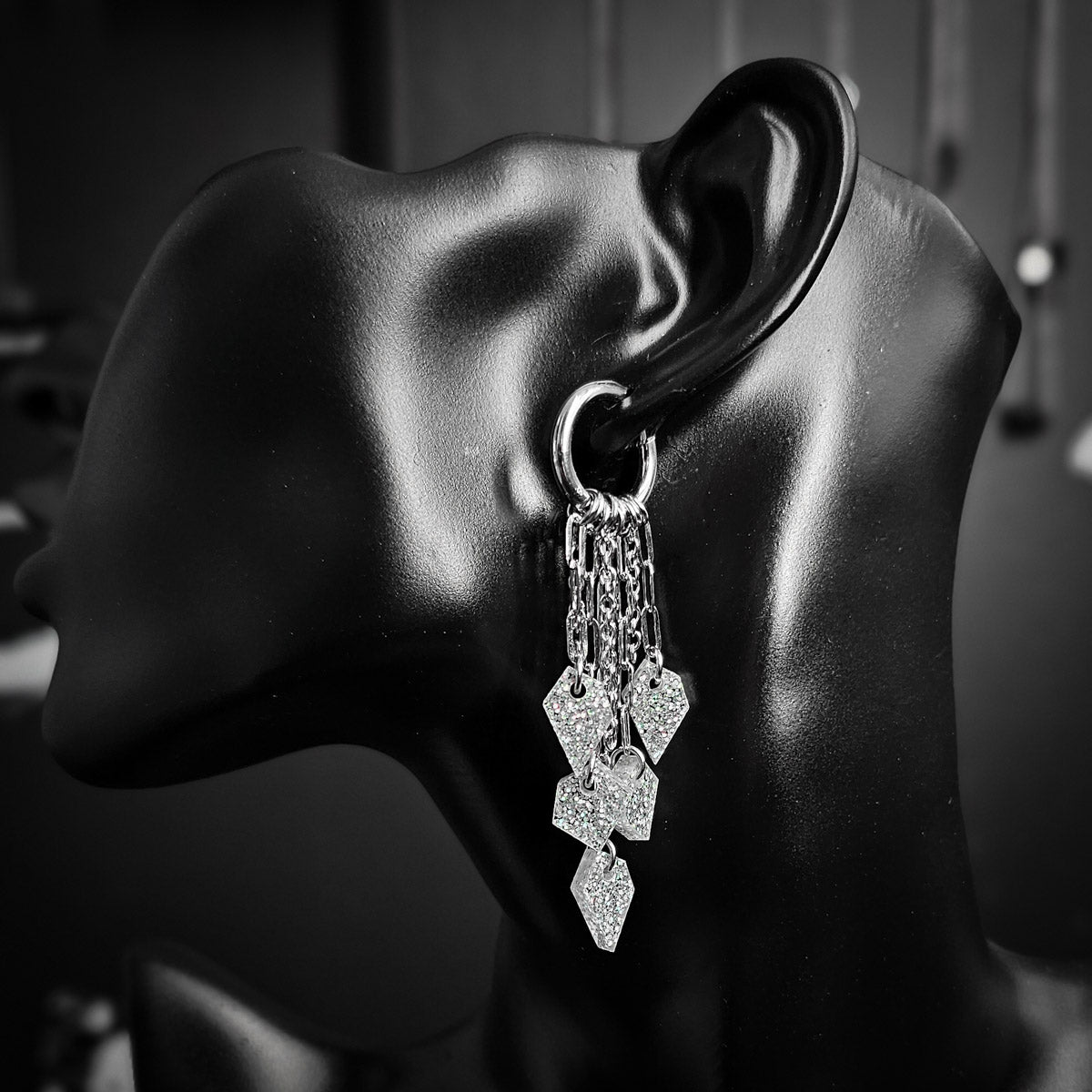 MURSKA Chain drop white glitter korvakorut