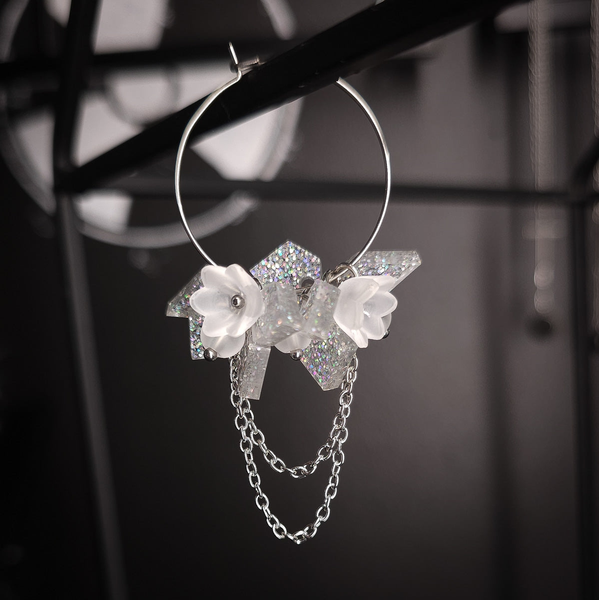 MURSKA flowers white glitter korvakorut