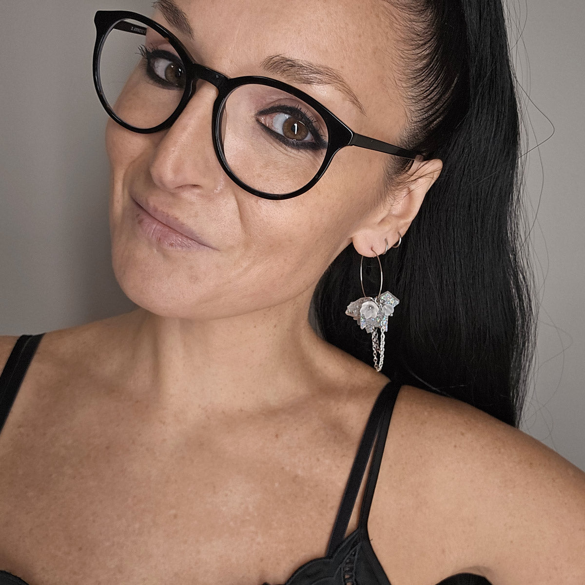 MURSKA flowers white glitter korvakorut