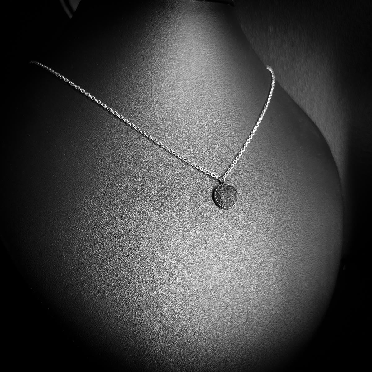 RAW13 amuletti kaulakoru