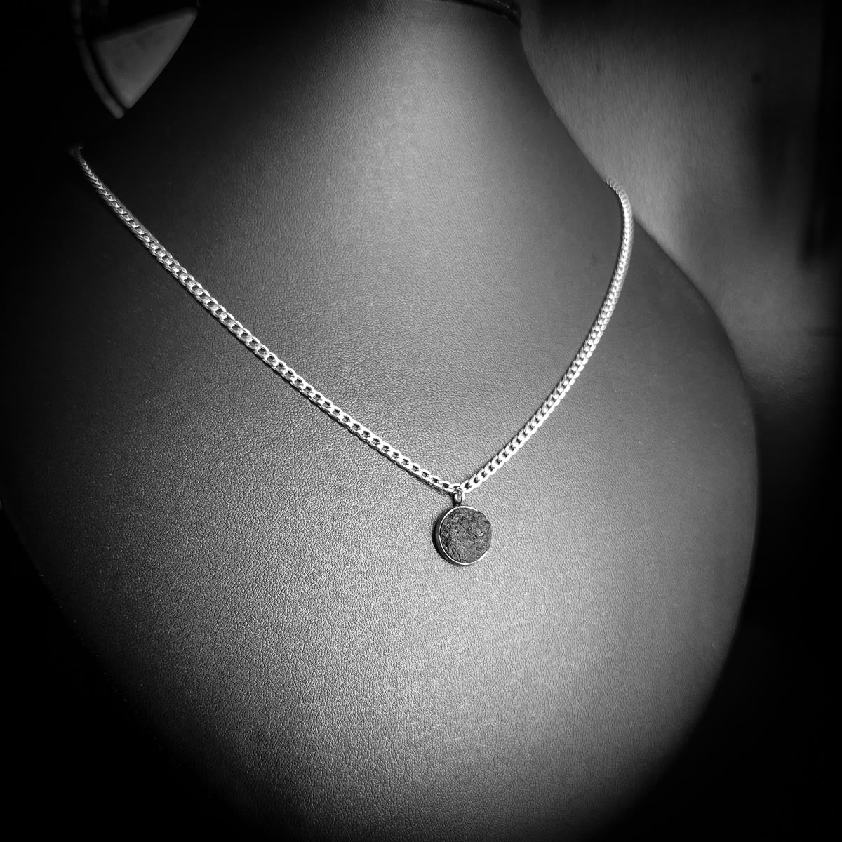 RAW13 amuletti kaulakoru