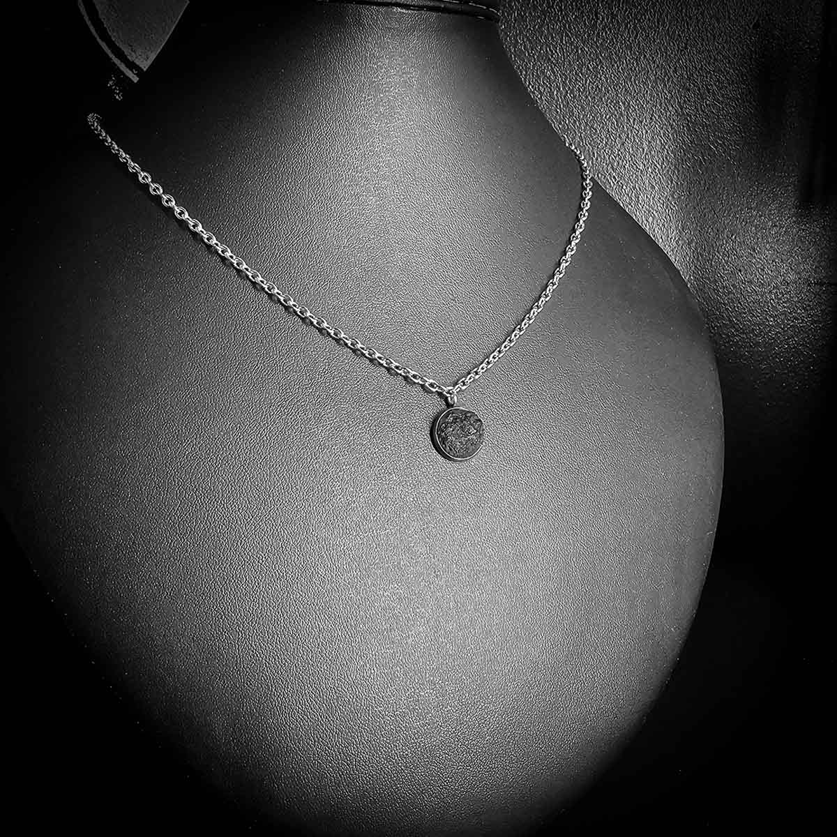 RAW13 amuletti kaulakoru