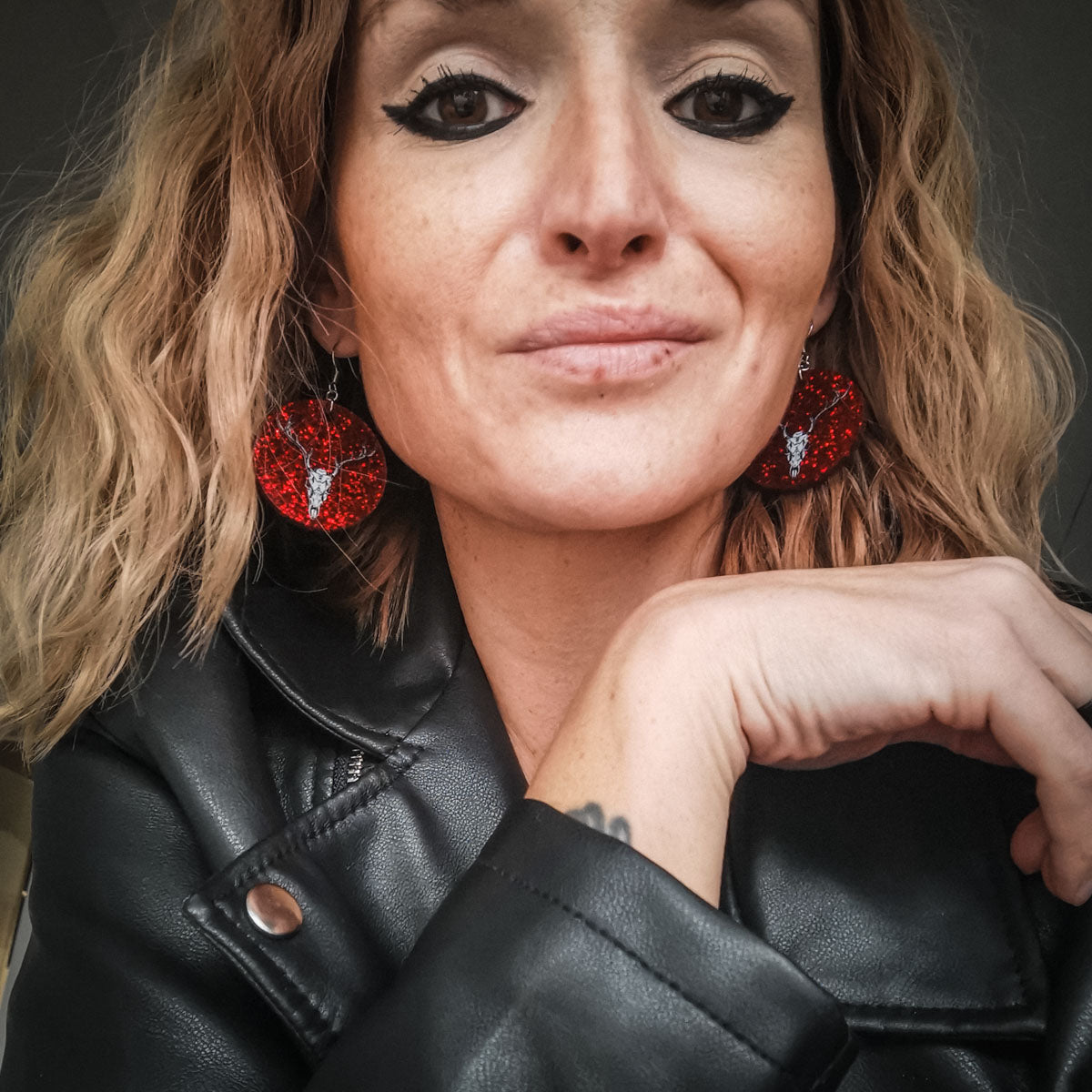 Poron pääkallo red glitter korvakorut
