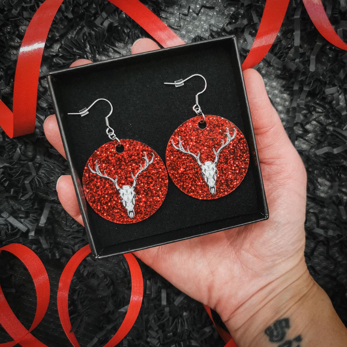 Poron pääkallo red glitter korvakorut