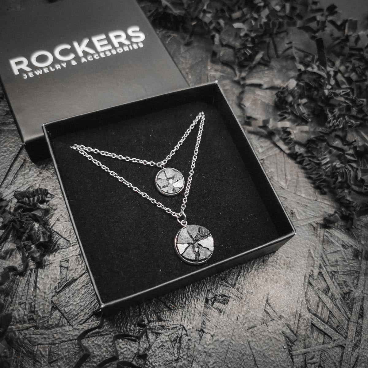 Kaulakorut naisille! Tässä kerroskaulakorussa on kaksi kiviriipusta. Näyttävä kivi kerroskaulakoru, jossa mustat kiiltävät palaset heijastavat upeasti valoa. Jokainen palanen on käsin pihdeillä valittu ja koottu täydelliseksi kokonaisuudeksi.