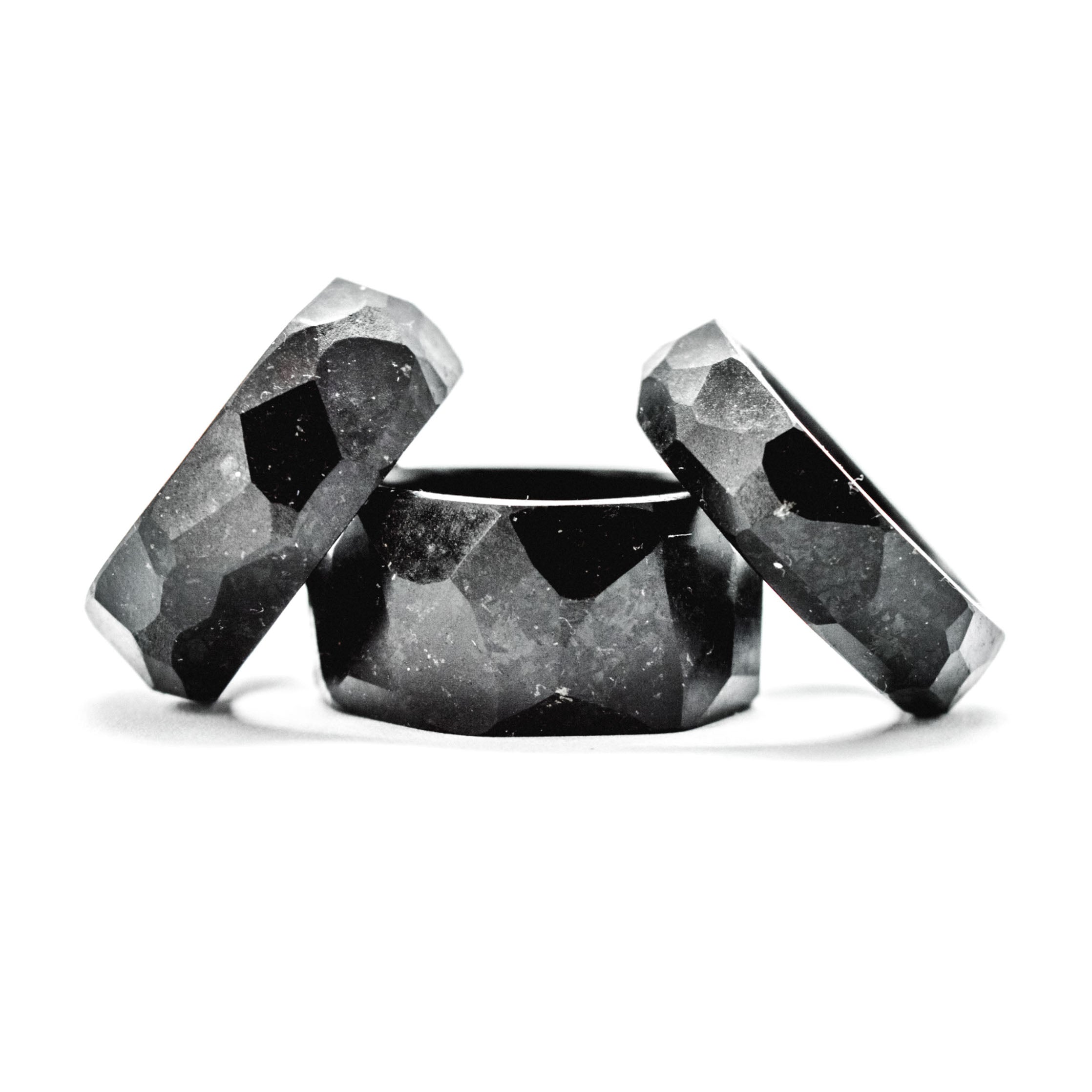 Musta sormus jonka materiaalina on suomalainen kivi. Sisukasta suomalaista mustaa maagista kiveä! Kivikoru. joka on valmistettu täysin käsityönä näyttäväksi geometriseksi mattamustaksi sormukseksi.